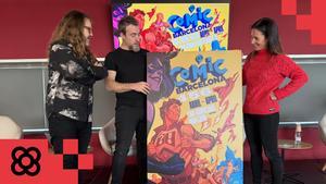 La directora del Cómic Barcelona, Meritxell Puig, con el dibujante Pepe Larraz junto al cartel del salón que lleva su firma, y el asesor de contenidos Borja Crespo, este jueves en el CCCB.