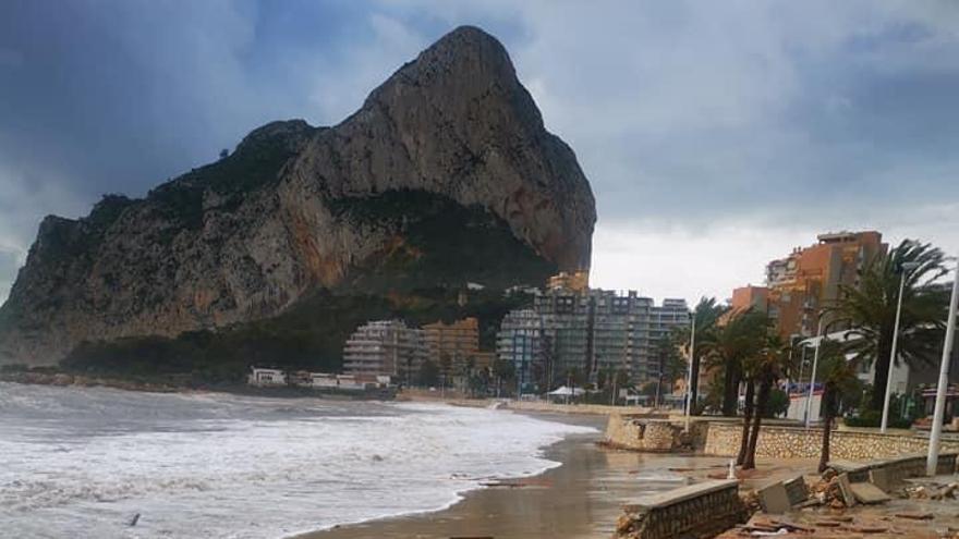 El temporal deja graves destrozos en los paseos marítimos de Calp