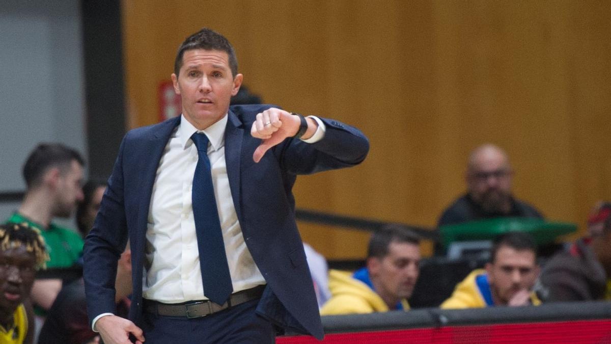 Jaka Lakovic da instrucciones a sus hombres desde la banda en el partido ante el Joventut