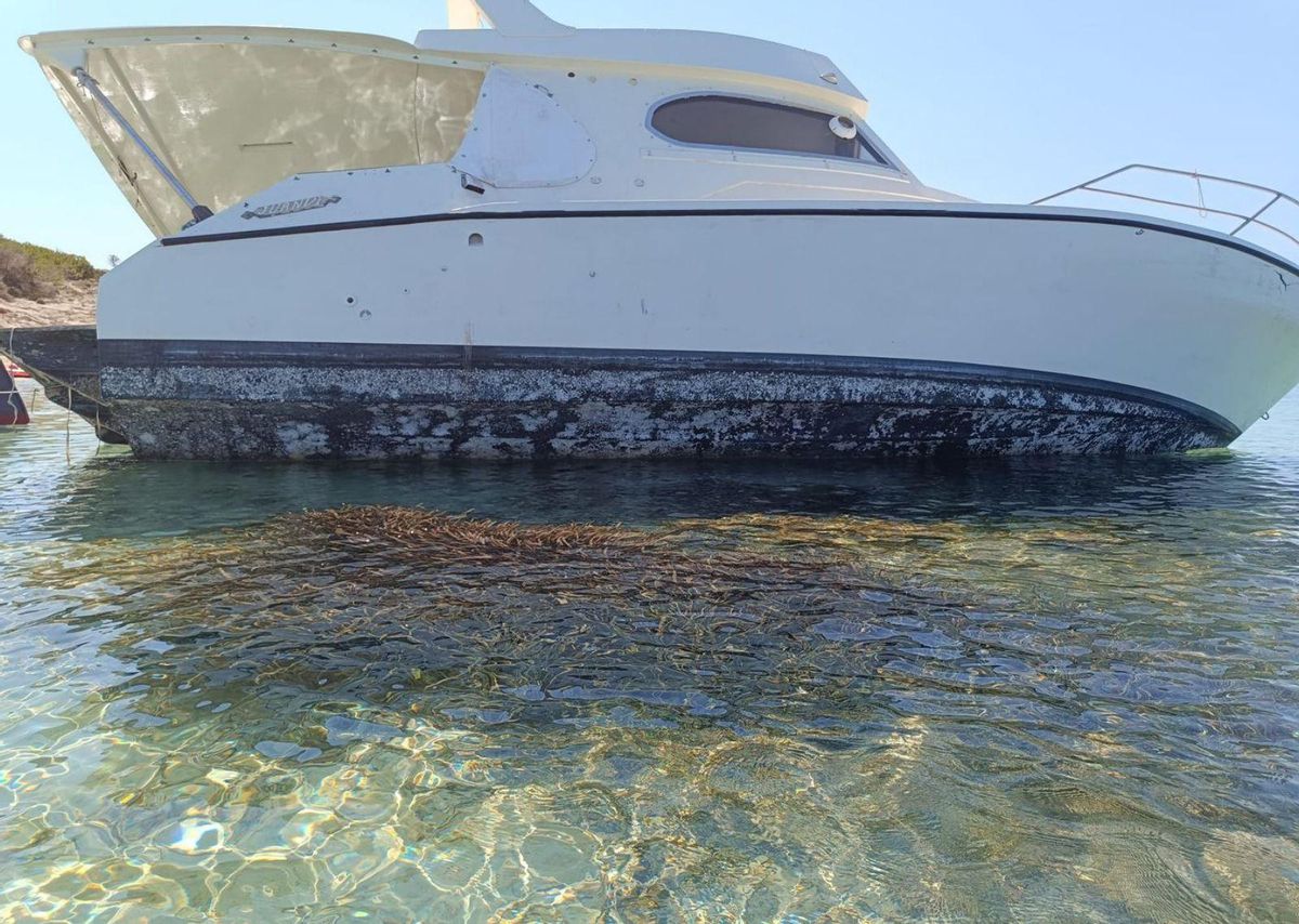 La barca ha quedado varada sobre un extremo de una pradera de posidonia. | D.I.