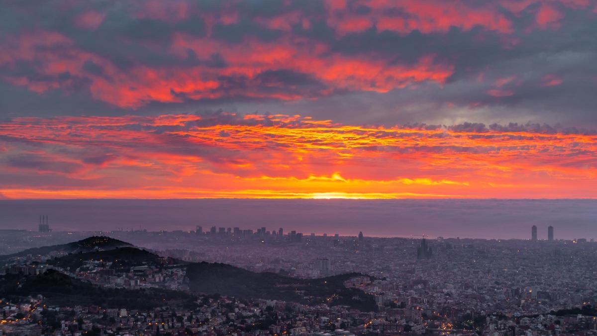 Salida del Sol con tonos rojizos, el 15 de febrero del 2024