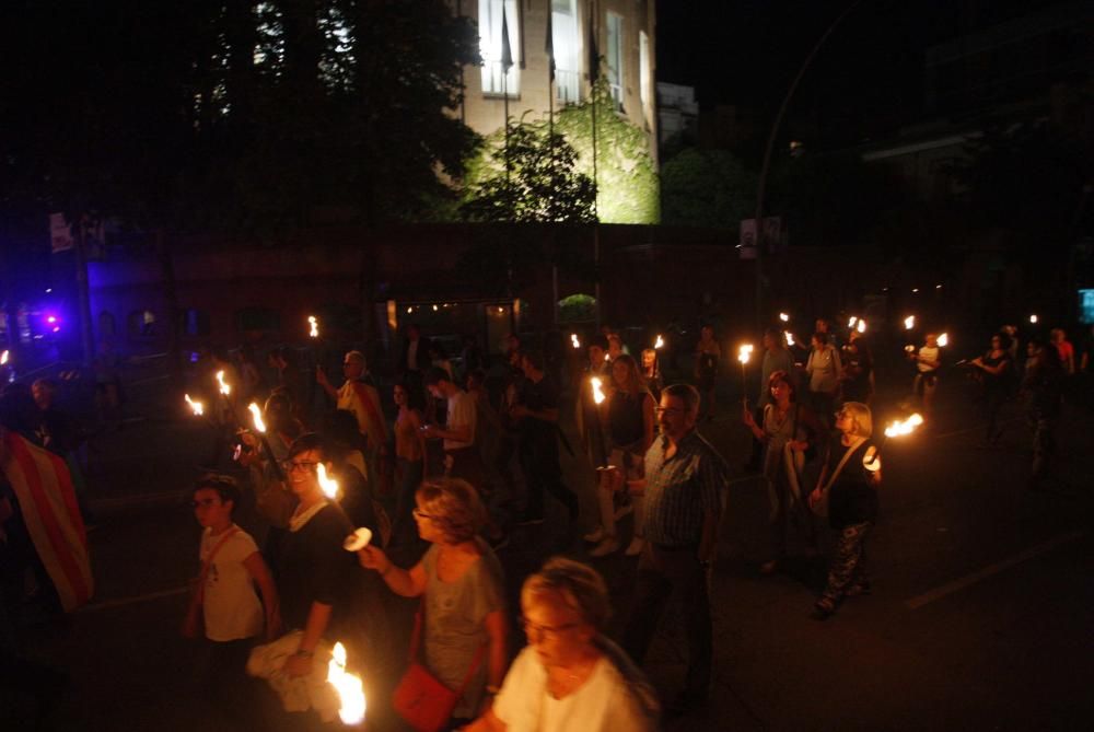 Marxa de torxes a Girona per commemorar el segon aniversari del referèndum de l'1-O