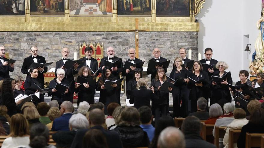 El Coro Clásico de Gijón, en la iglesia de San Lorenzo. | ÁNGEL GONZÁLEZ