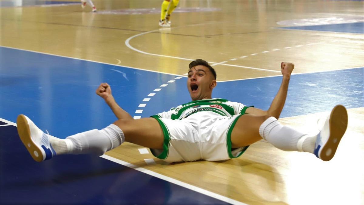 Iván Gemes celebra su gol con el Córdoba Futsal ante el Jaén en Vista Alegre.