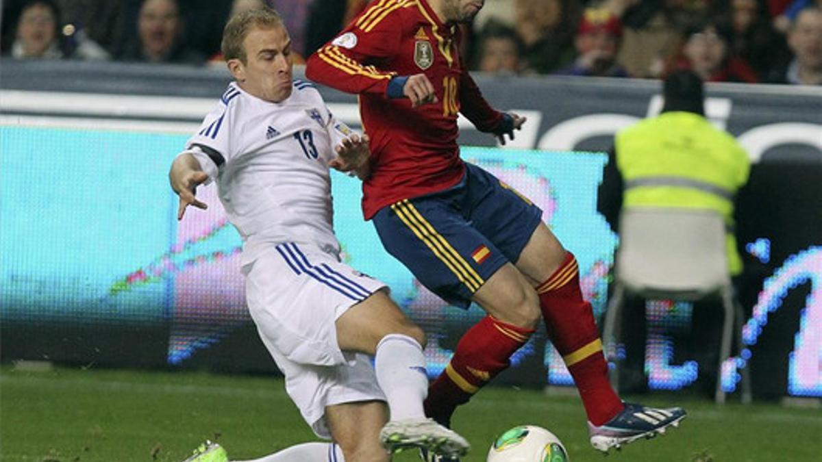 Jordi Alba disputa el balón a un jugador finlandés durante el partido de la selección en el que se lesionó.