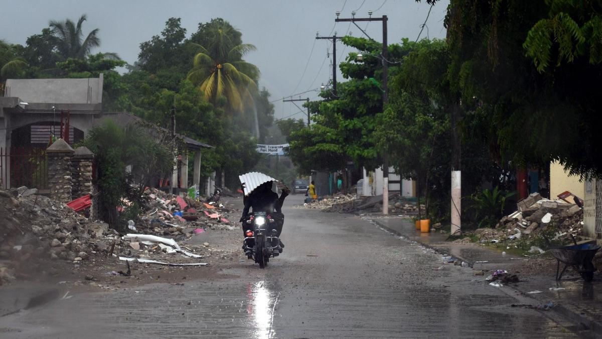 Una persona conduce una moto por las calles de Haití.