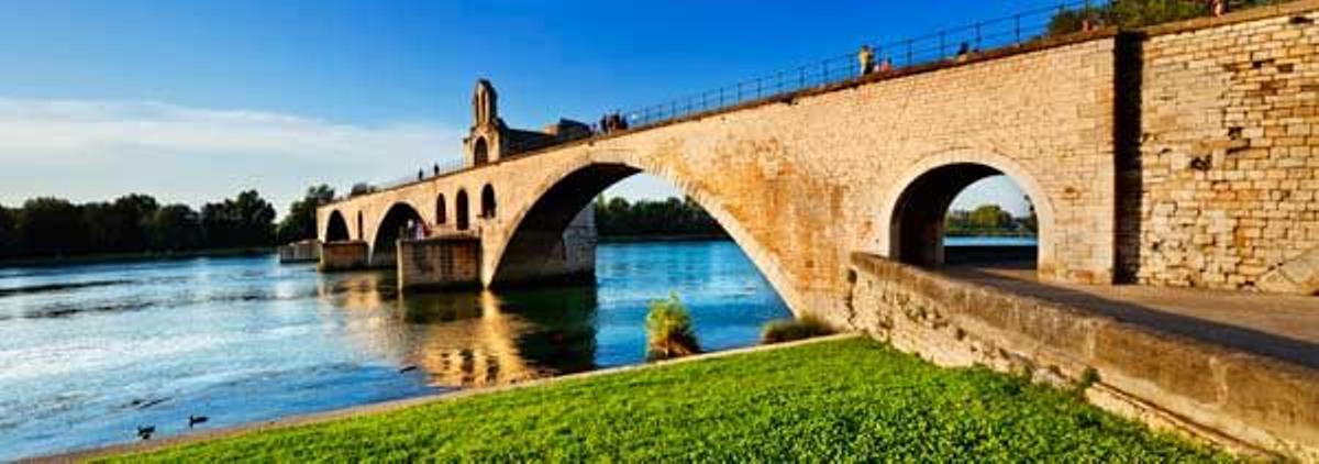 Puente de de Aviñón, o de Saint-Bénezet, sobre el río Ródano data de la época medieval.