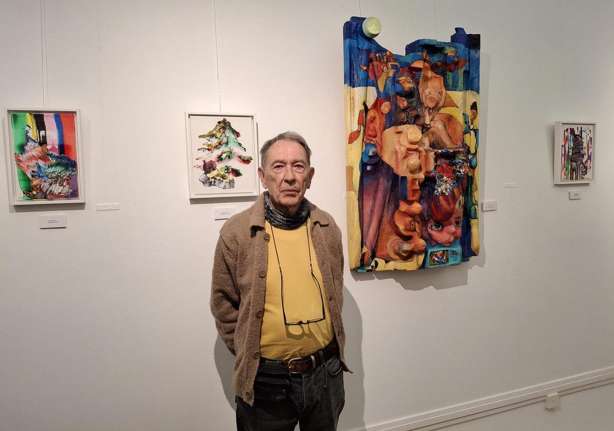 El artista junto a sus obras