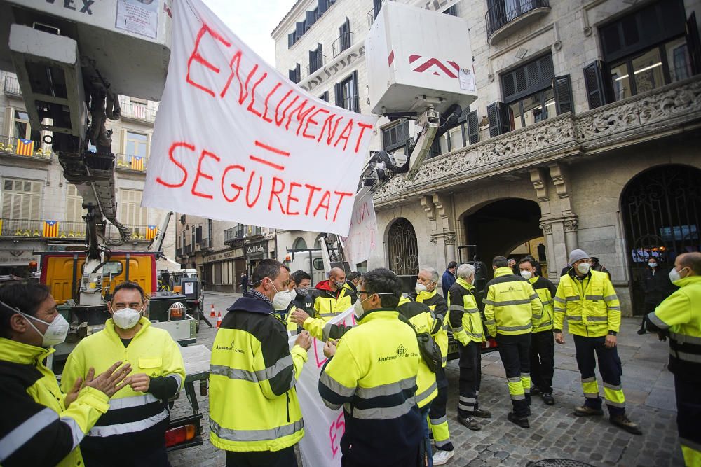 Protesta de la brigada d'enllumenat de Girona