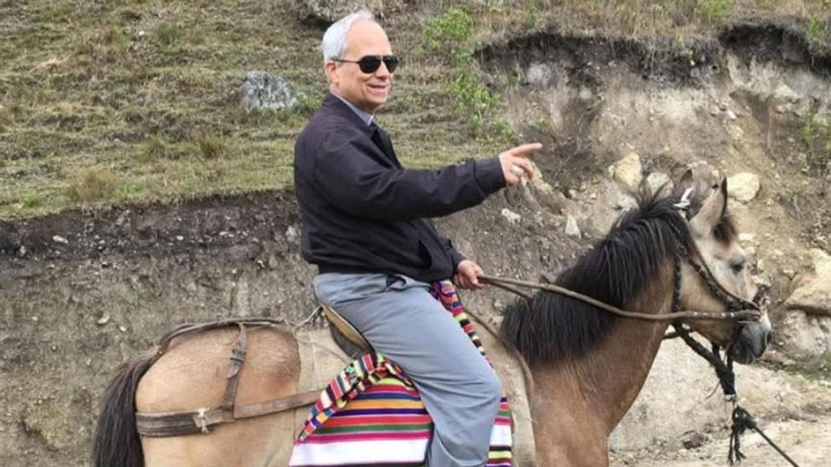 El papa León XIV, a lomos de un caballo como obispo de Chiclayo, en Perú.