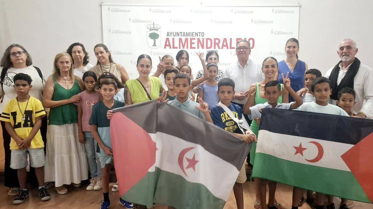 Recepción de niños y sus familias en el Ayuntamiento.