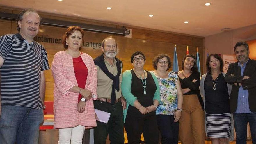 Por la izquierda, David Álvarez y Graciela Álvarez (IU), Paco Roza y Vanesa Llaneza (Somos), Olga Álvarez (Equo), Jara Cosculluela y Rosa Prieto (Podemos) e Ignacio González (Equo), ayer, en la Casa de Cultura de Sama.