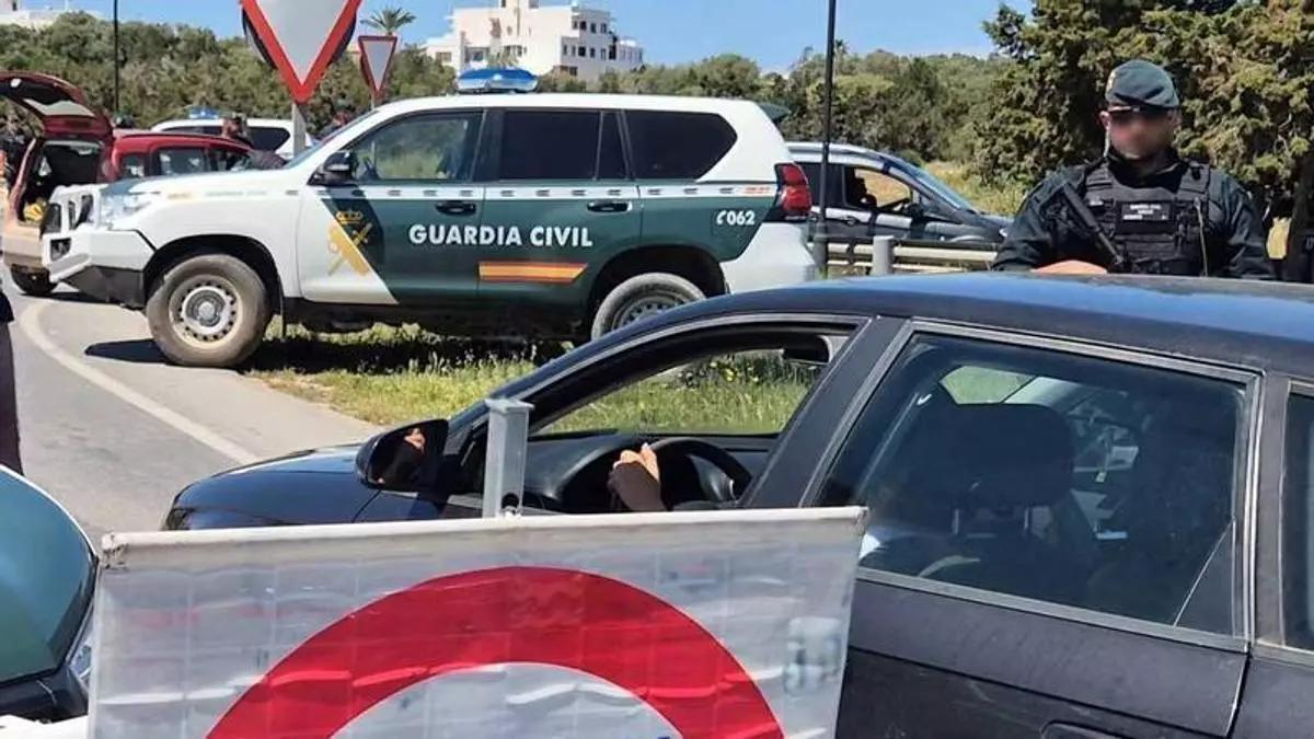 El cartel con el que la DGT ya advierte de la multa de 500 euros y 6 puntos tras abrir la ventanilla del coche en autovía: la Guardia Civil extrema la vigilancia