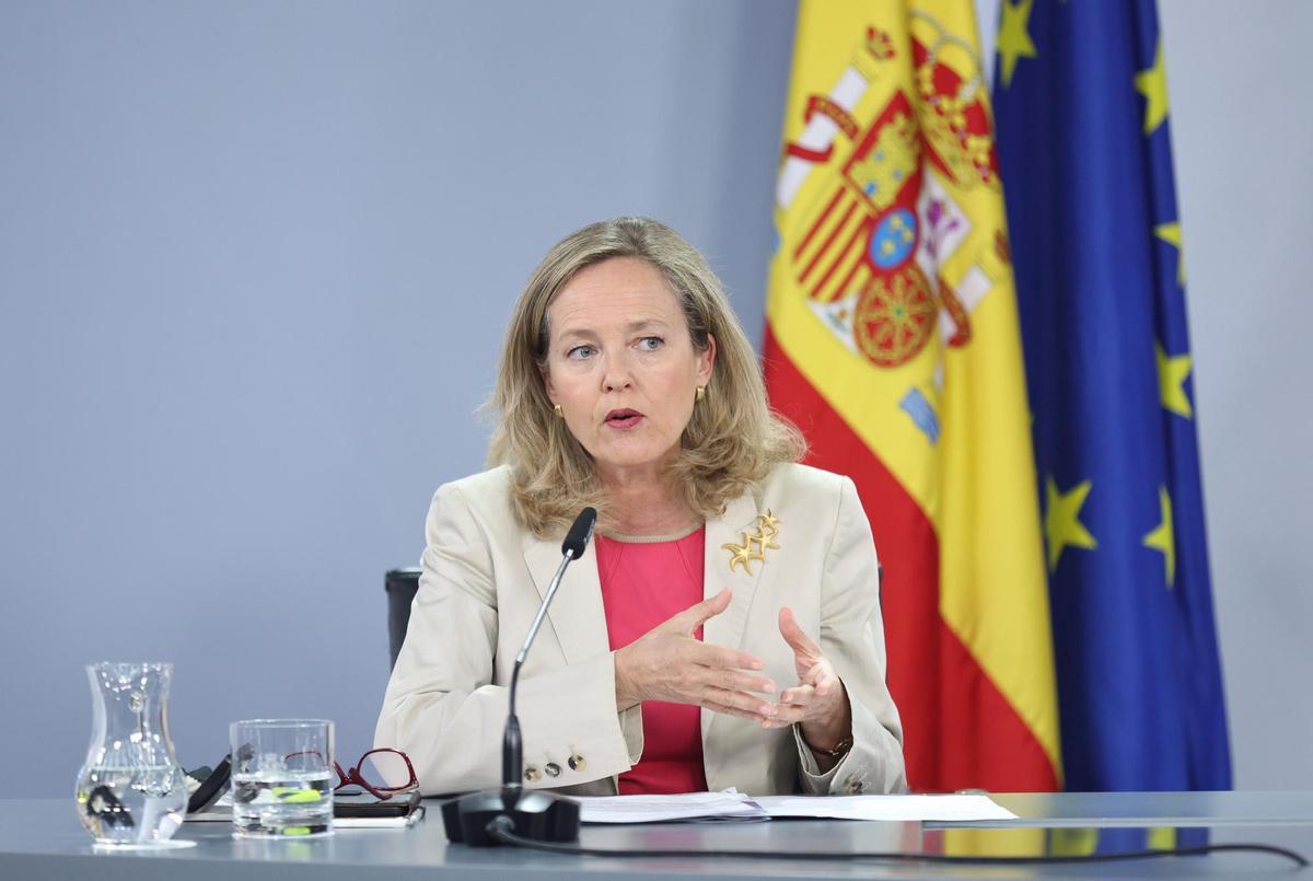 La vicepresidenta primera y ministra de Asuntos Económicos y Transformación Digital, Nadia Calviño, en una rueda de prensa posterior al Consejo de Ministros, en el Palacio de La Moncloa, a 26 de julio de 2022, en Madrid (España). El Consejo de Ministros h