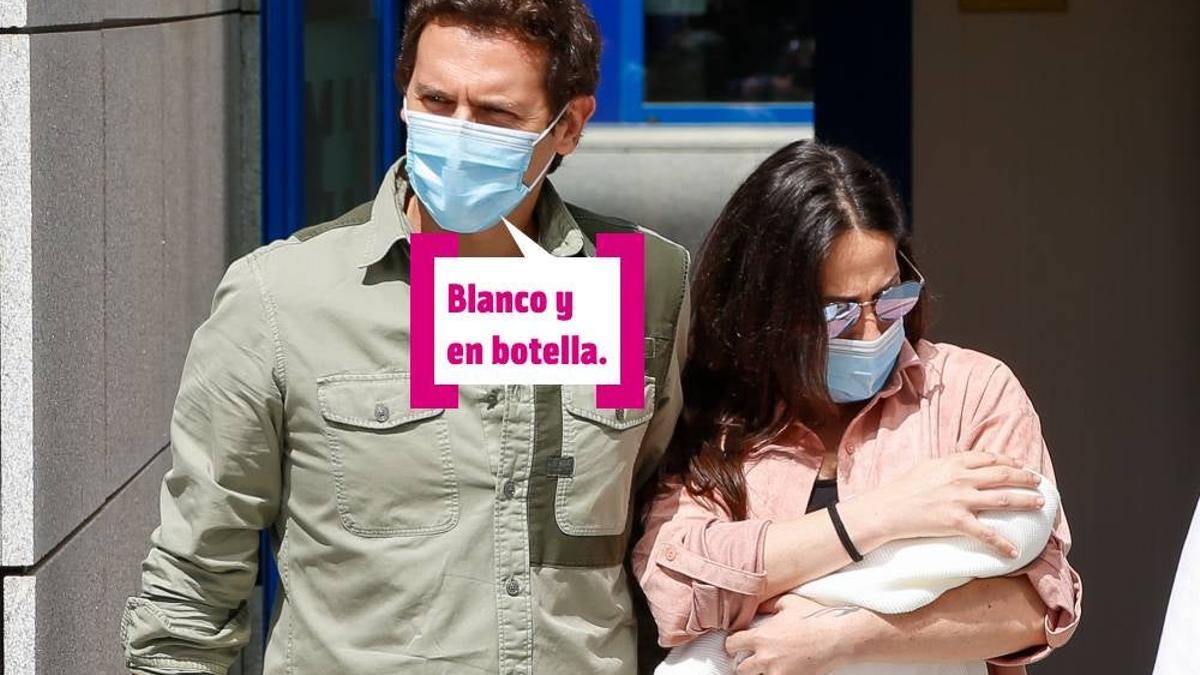 Albert Rivera y Malú a la salida de la maternidad con su hija, Lucía