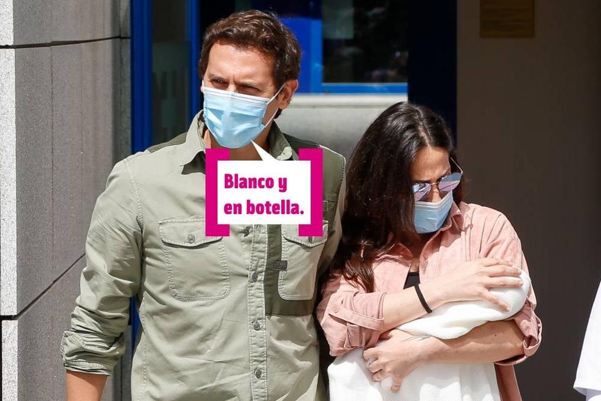 Albert Rivera y Malú a la salida de la maternidad con su hija, Lucía