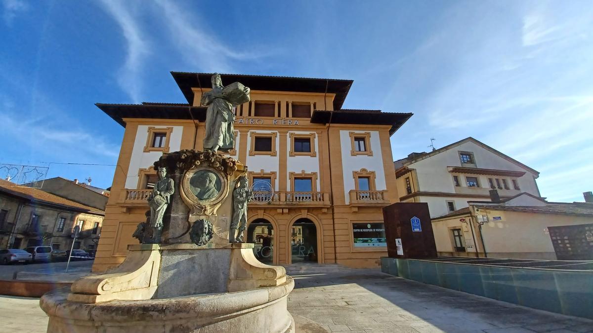 La Manzanera, con el Teatro Riera de Villaviciosa al fondo.