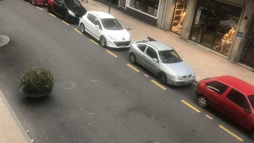 La nueva peatonal del tramo de Cardenal Quevedo, con vehículos aparcados. // FdV