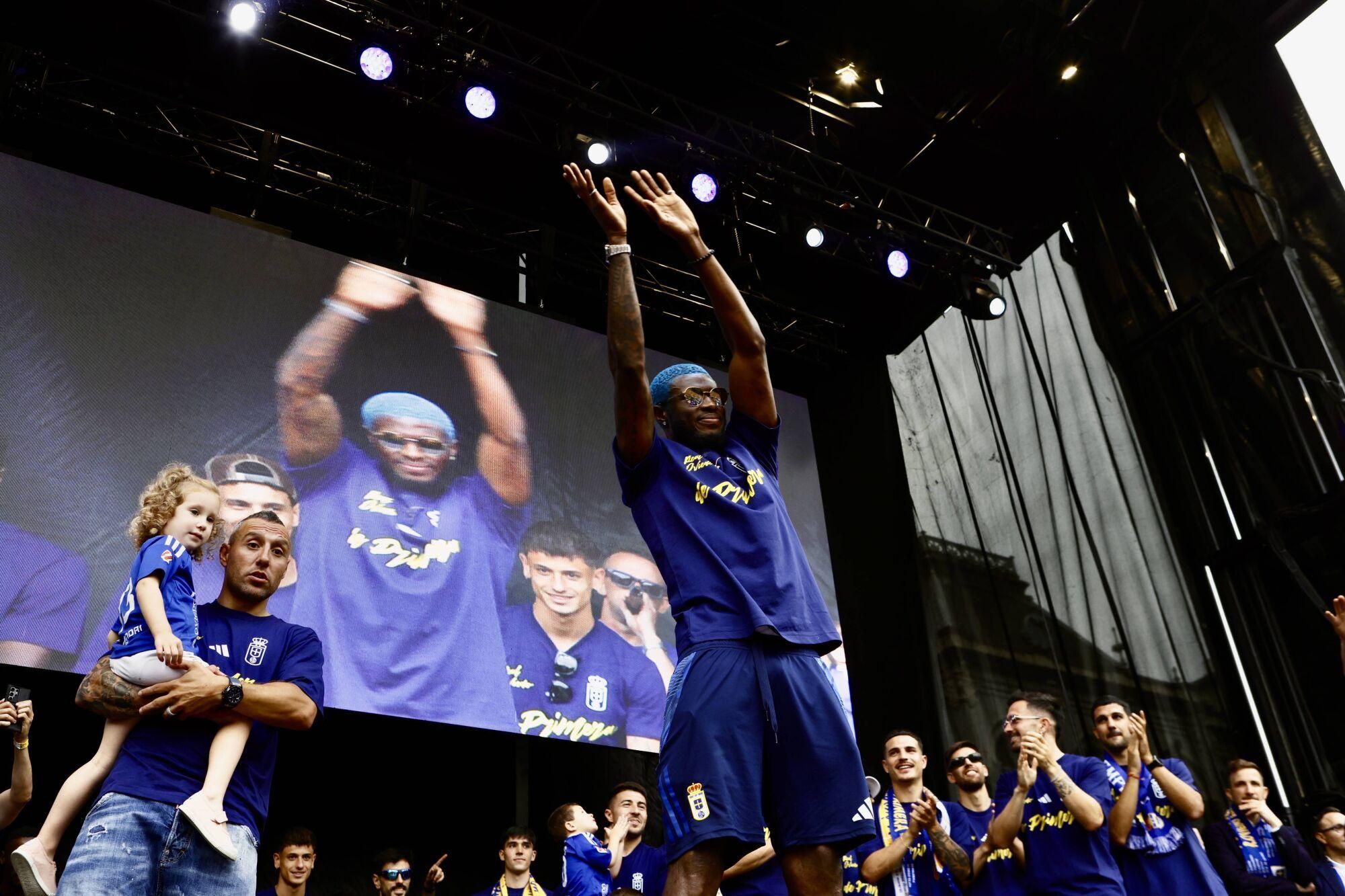 Locura azul en las calles de Oviedo para celebrar el ascenso del equipo a Primera División