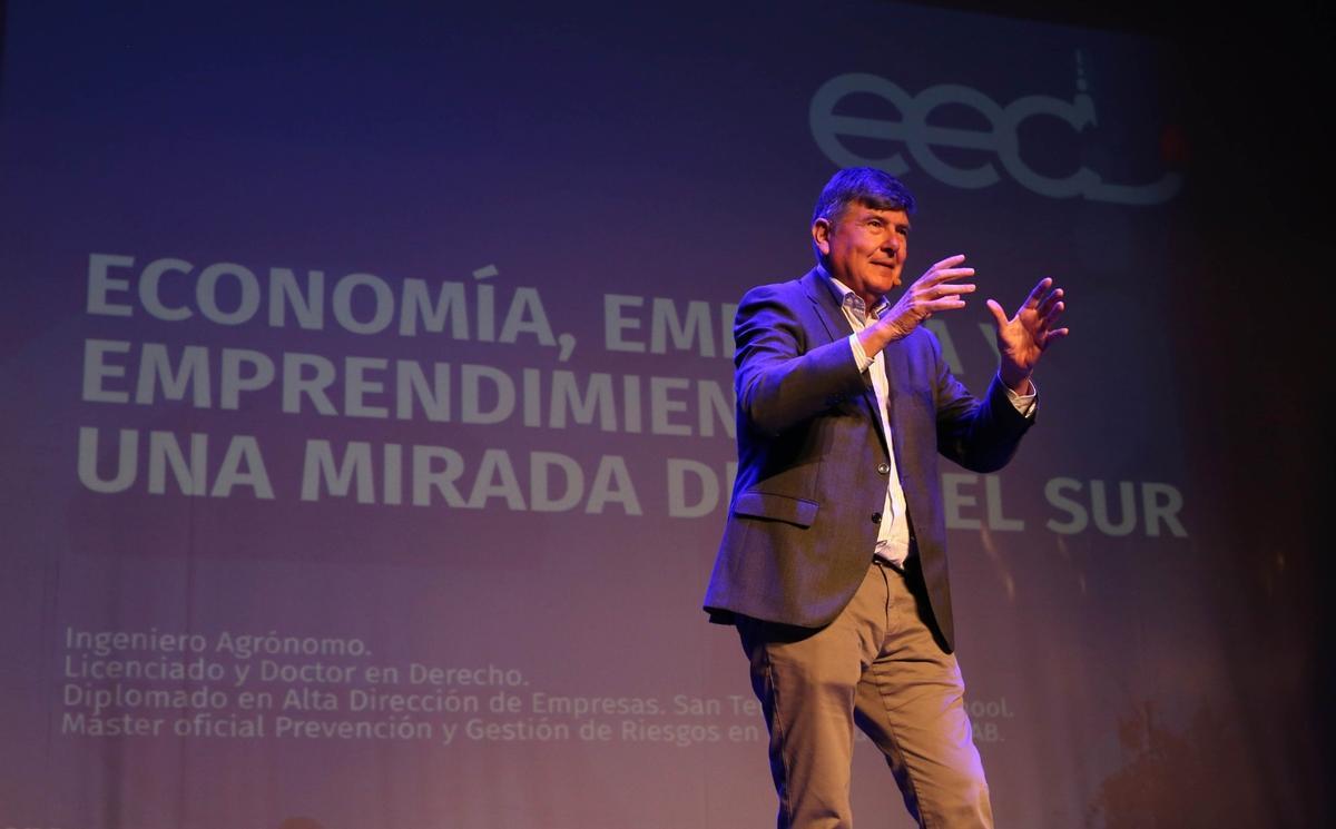 Manuel Pimentel pronuncia la conferencia inaugural del Encuentro Empresarial de Lucena.