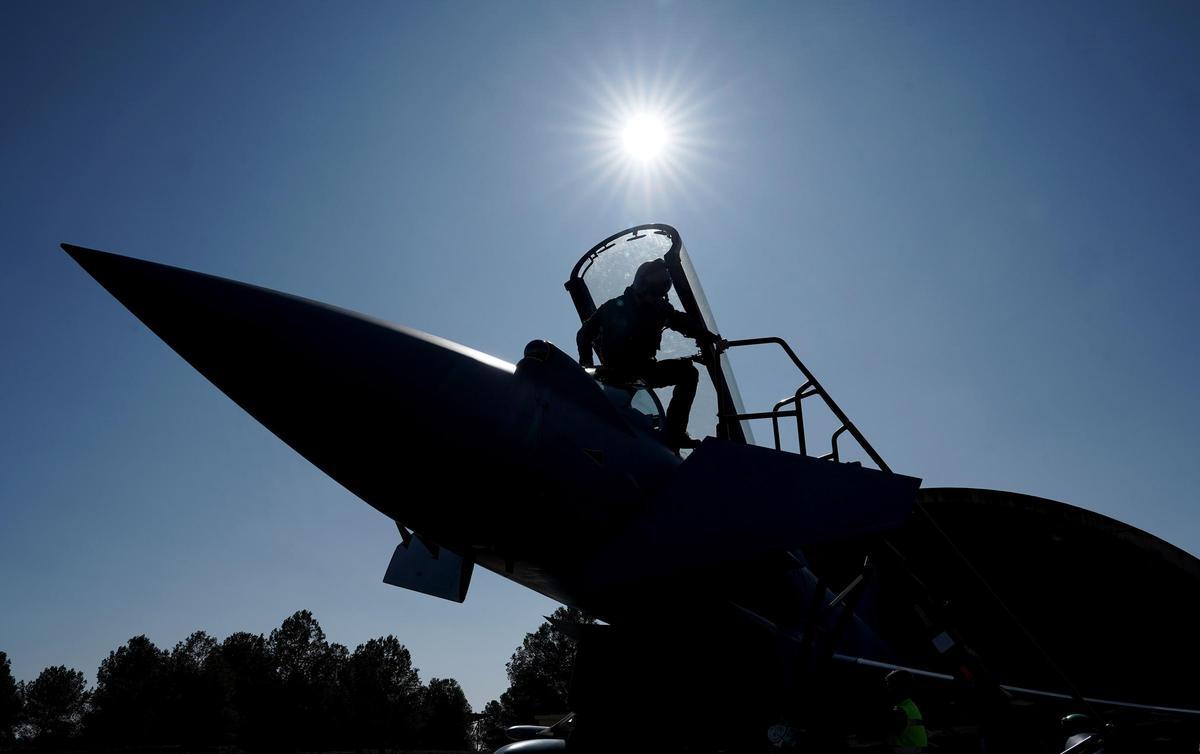 Bir savaş pilotu Los Llanos Hava Üssü'nde sabah devriyesi için Eurofighter'a biniyor