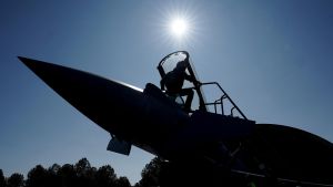 Un piloto de caza se sube al Eurofighter para la patrulla de la mañana en la base aérea de Los Llanos