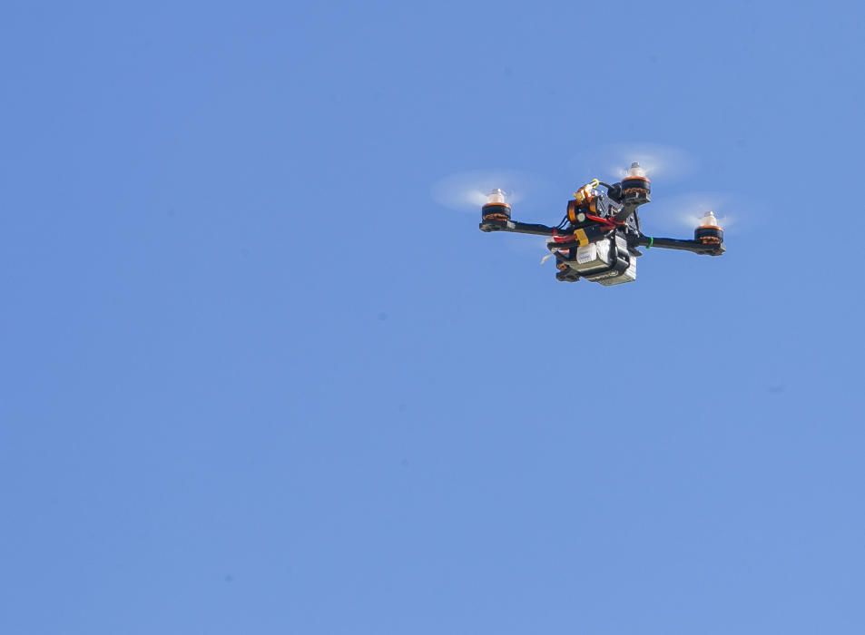 Alicante celebra el primer curso de construcción y pilotaje de drones de carreras para niños.