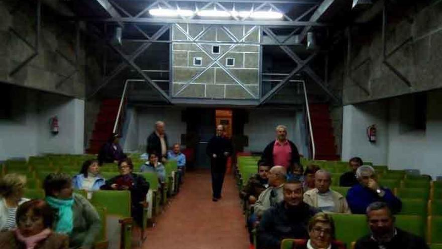 Asistentes a la reunión sobre el agua que se celebró la noche del martes en Bermillo.