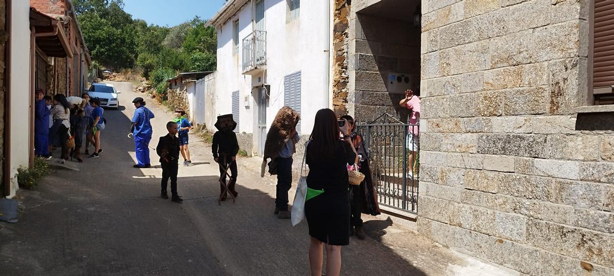 San Vicente de la Cabeza recupera El Atenazador, la única mascarada ibérica del verano.
