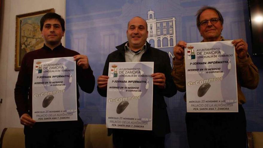 Iván Argulo, Eduardo Carribero (organizadores) junto a Christoph Strieder (concejal de Comercio).