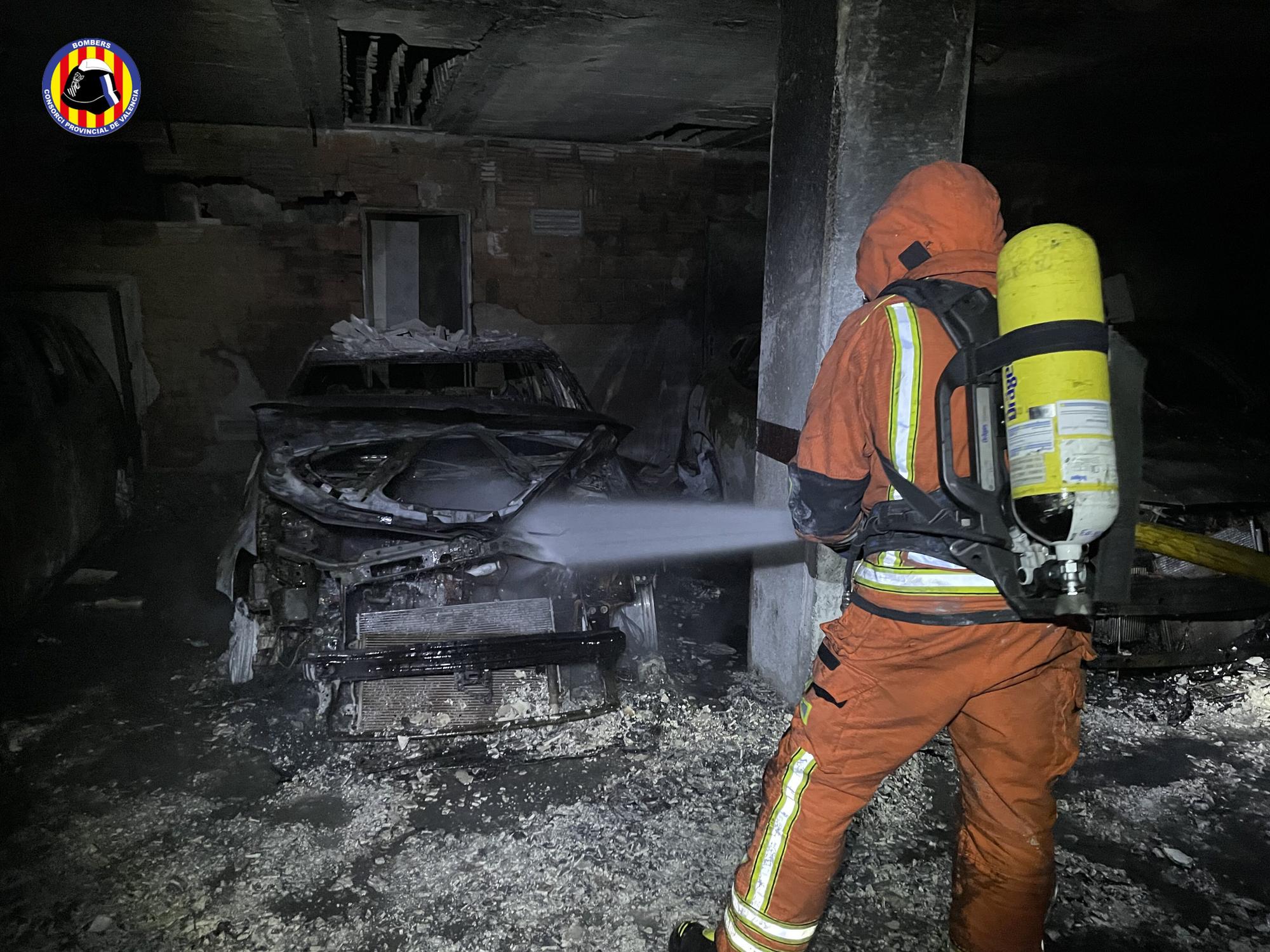 Un incendio en un garaje obliga a evacuar a más de 100 familias en Alaquàs