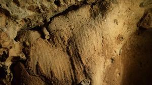 Huellas de grabados en las paredes de la cueva de La Roche Cotard, en Francia.
