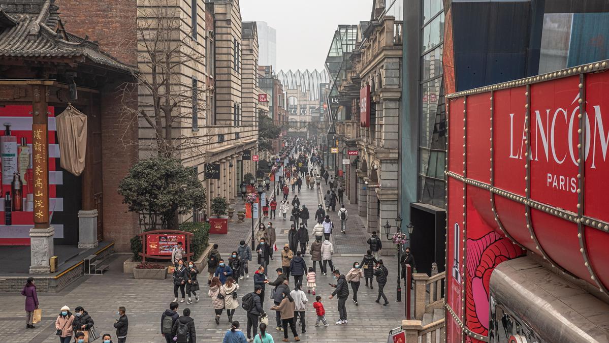 Calle concurrida de Wuhan