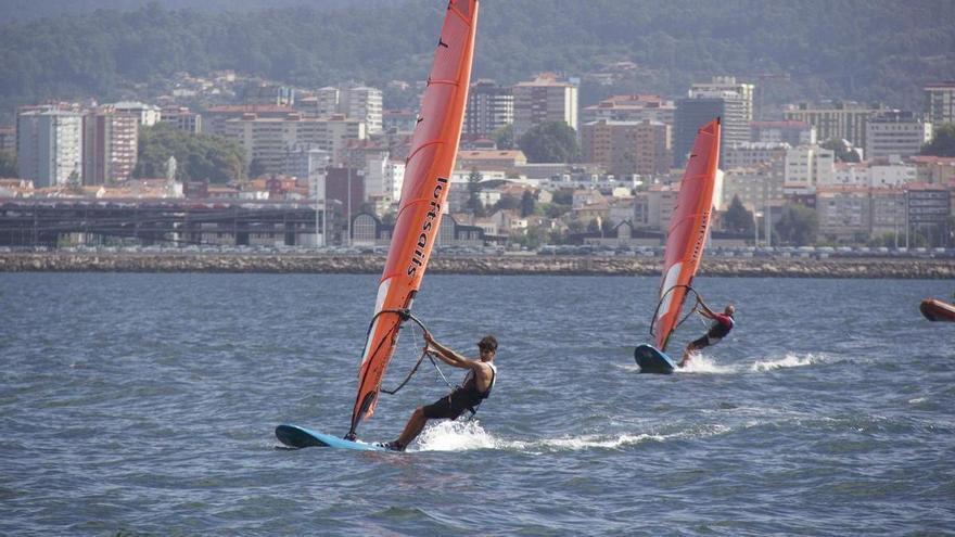 La dinastía Maciel gobierna el windsurf en Galicia: «Siempre nos picamos por ver quien gana, pero al final nos reímos y se nos olvida pronto»