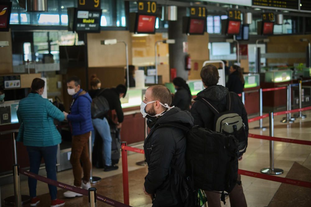 Fotos del aeropuerto de Los Rodeos sin gente por las restricciones. Mascarilla Coronavirus Covid19  | 30/03/2020 | Fotógrafo: Andrés Gutiérrez Taberne