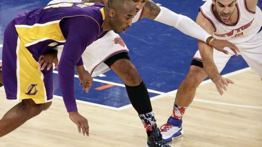 Kobe Bryant disputa el balón ante Calderón.