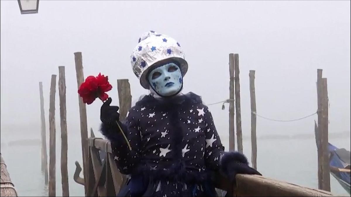 La niebla hace más mágico todavía el tradicional carnaval de Venecia