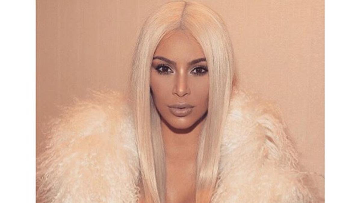 Kim Kardashian con una melena rubio platino