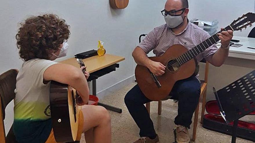 Una classe de guitarra de l&#039;Escola de Música del Casino Menestral.