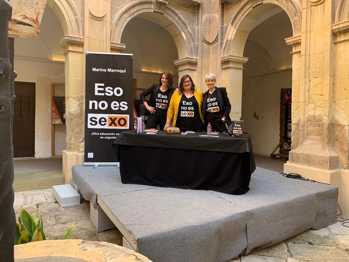 Marina Marroquí (centro de la imagen) junto a la periodista Maje Amorós y la psiquiatra Elena Benítez Cerezo durante la presentación de 'Eso no es sexo. ¡Otra educación sexual es urgente!' en Elche, ciudad natal de la autora.