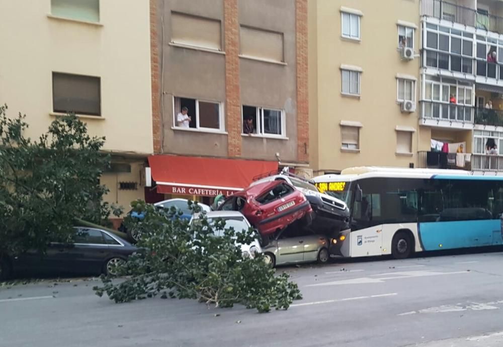 Un autobús de la EMT embiste media docena de coches en Héroe de Sostoa.