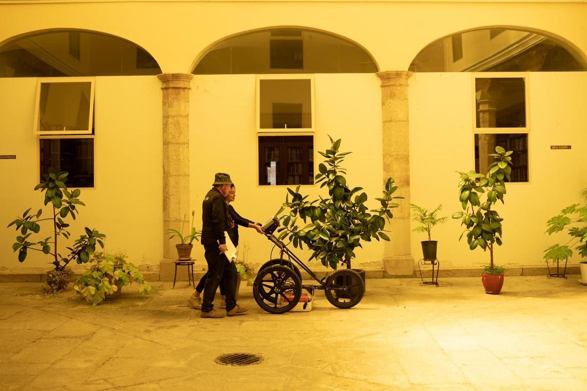 El equipo durante el trabajo en el patio del Palacio Episcopal. | Emilio Fraile