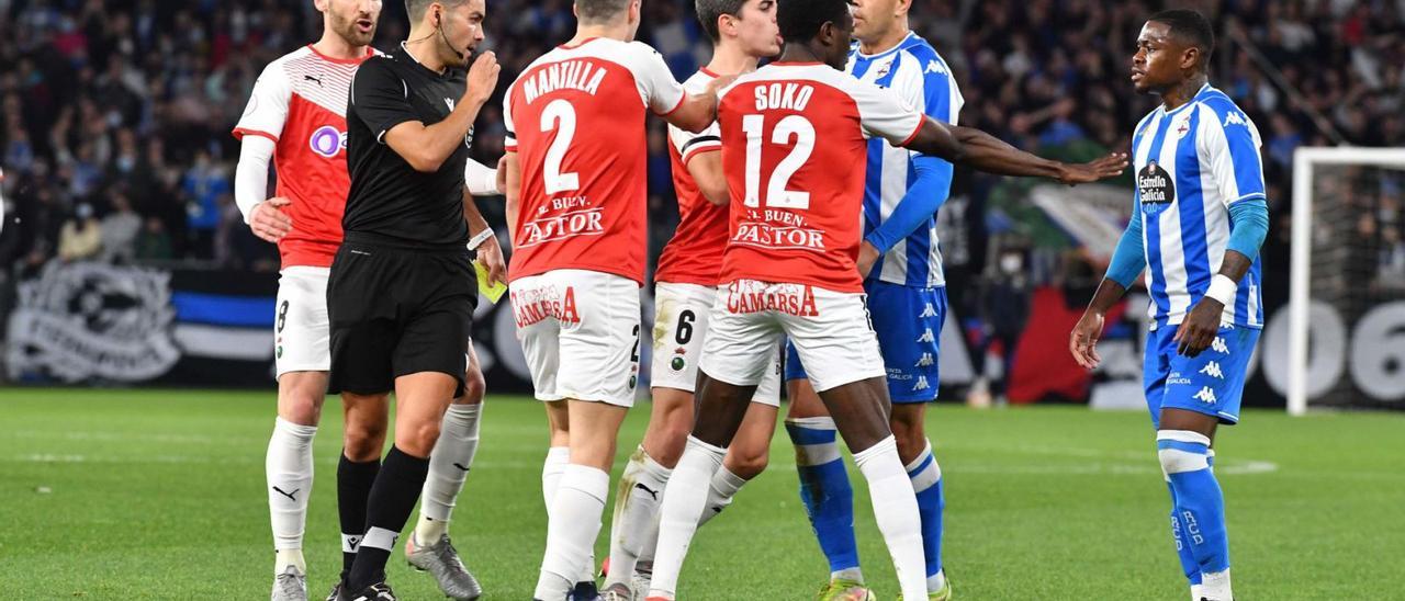 William y Miku se encaran con los jugadores del Racing de Santander en el partido contra el equipo cántabro en Riazor. |  // VÍCTOR ECHAVE