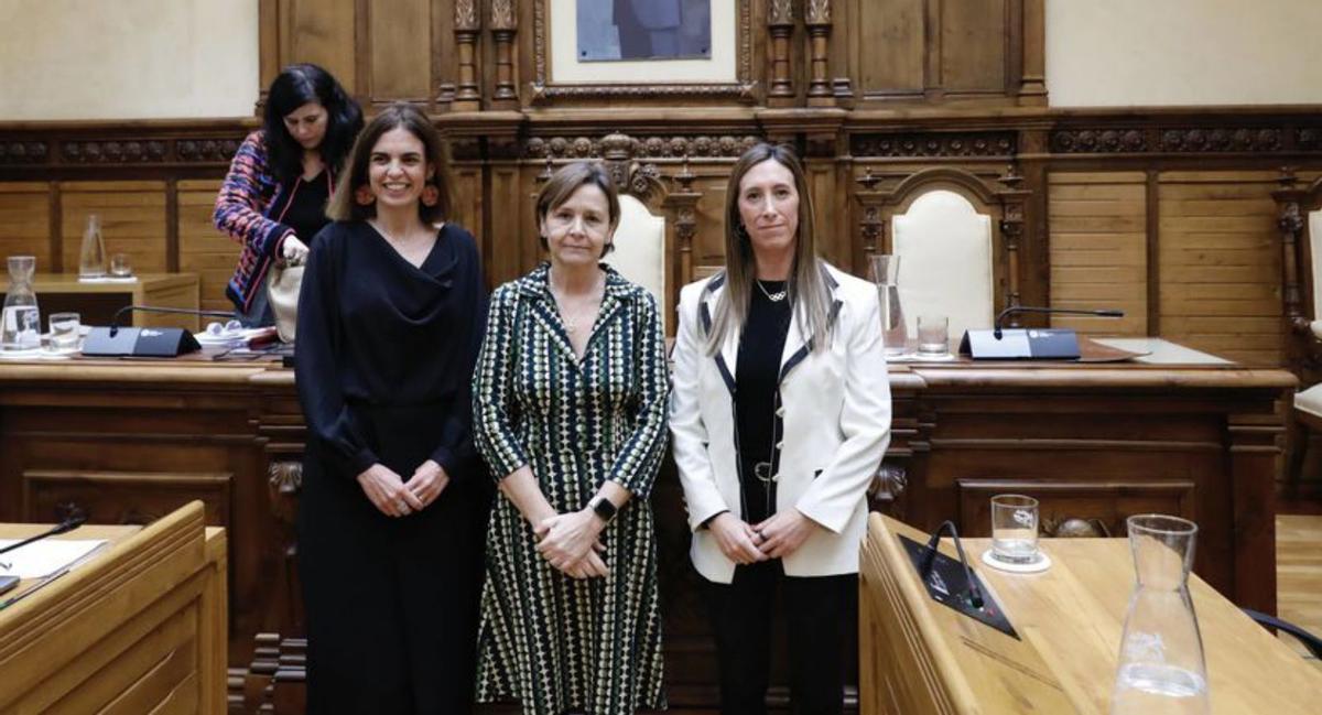 Los ediles de Foro y PP y el concejal no adscrito levantan la mano para aprobar el presupuesto municipales de 2025. | ÁNGEL GONZALEZ