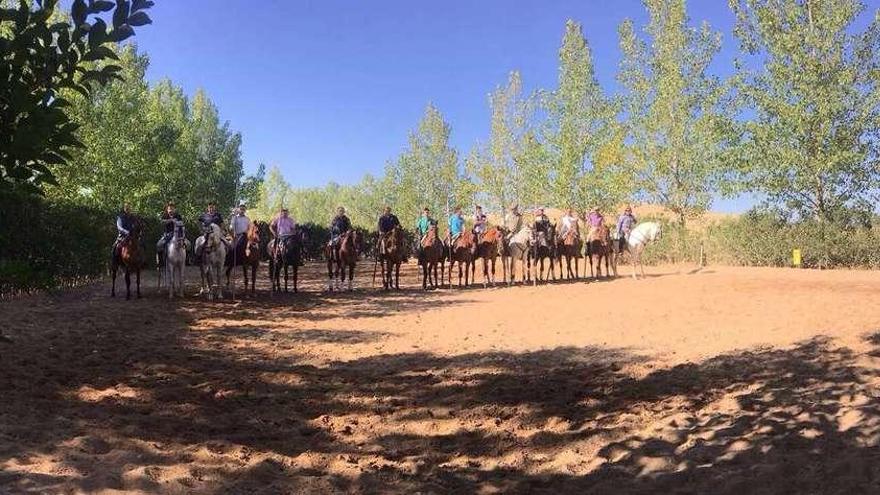 Todos los participantes del clinic en el club ecuestre.