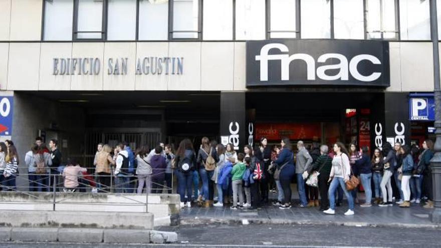 Colas en la entrada de la tienda de Fnac en San Agustín.