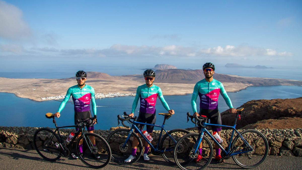 De izquierda a derecha, Rubén Toribio, Ayose Tejera y Toño Cedrés en el Mirador de Guinate con La Graciosa al fondo.