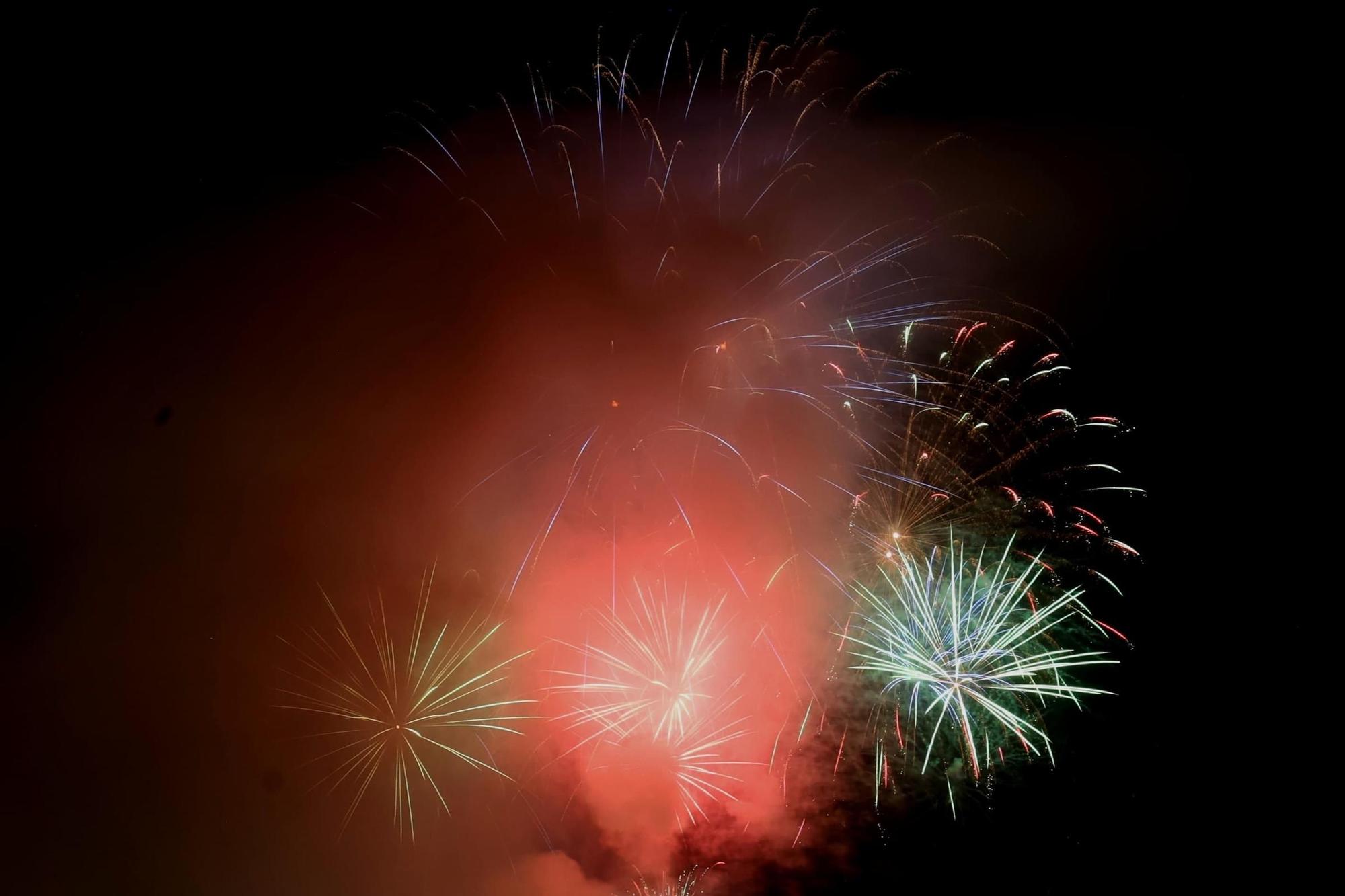 Los fuegos artificiales de Hermanos Ferrández incendian la noche alicantina