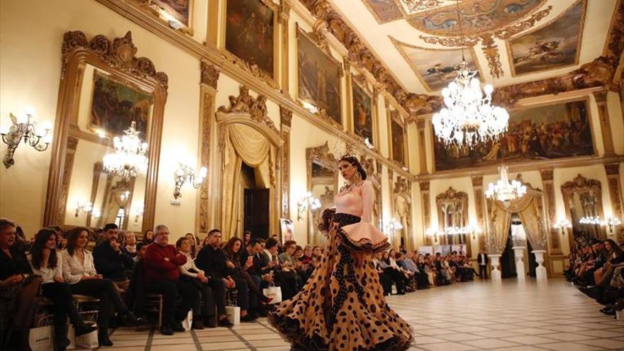 Desfile solidario en el Círculo de la Amistad