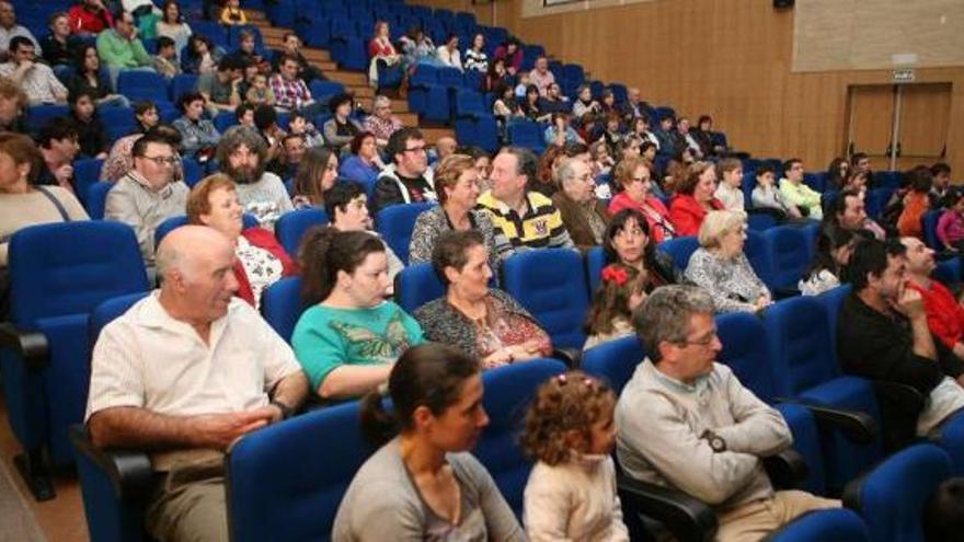 Público que acudió ayer al Salón Teatro a presenciar el espectáculo de marionetas.  // Bernabé/Luismy